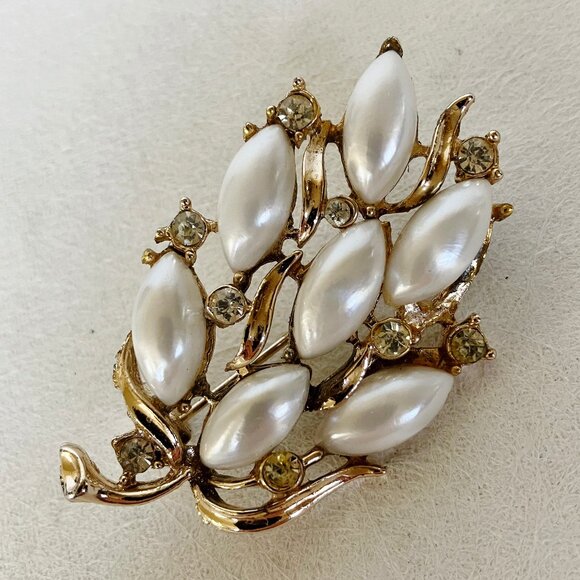 Leaf Pin Brooch White Faux Pearl Rhinestone Gold Tone Metal Floral Vintage - Picture 1 of 10